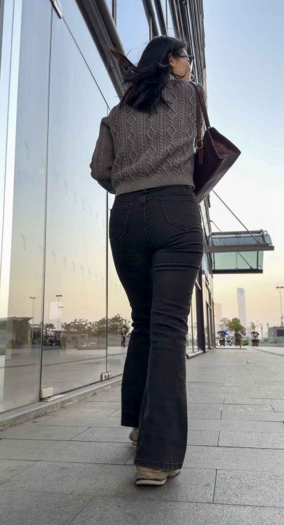 街拍喇叭黑牛仔裤极品尤物