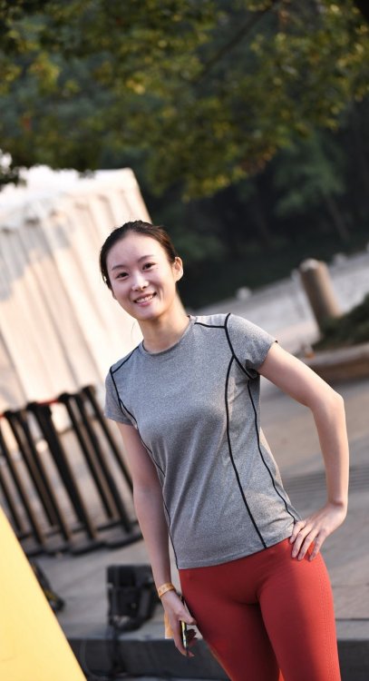 [套图+视频] 秋日中的酒红色MJ519