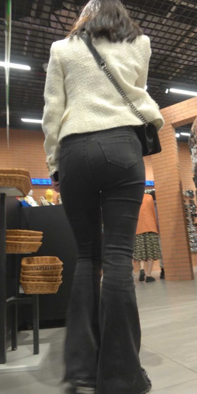 饱满圆润黑牛仔喇叭裤妹子