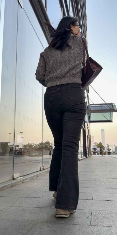 街拍喇叭黑牛仔裤极品尤物