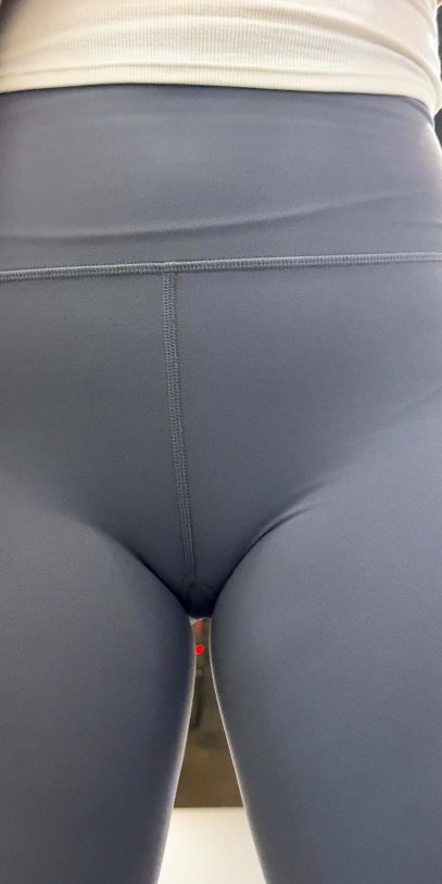 蜜桃臀勾人，紧身裤下的骚浪