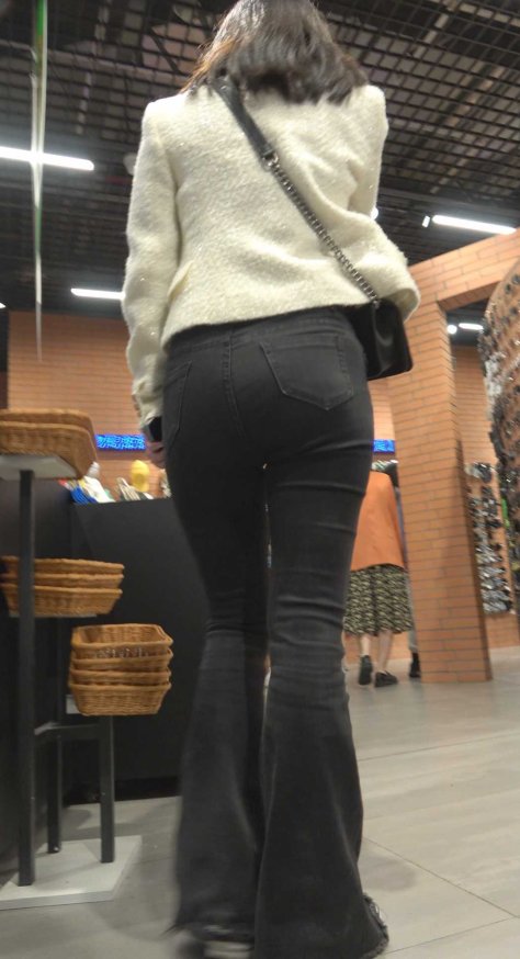 饱满圆润黑牛仔喇叭裤妹子