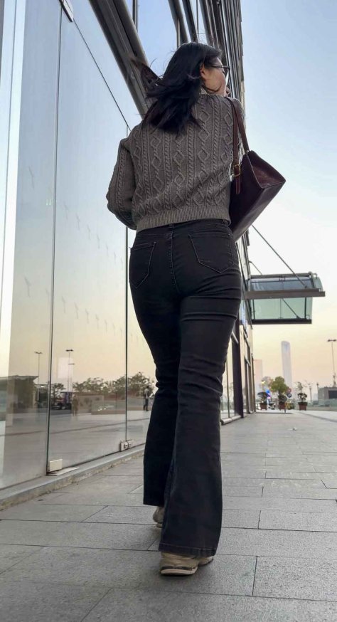 街拍喇叭黑牛仔裤极品尤物