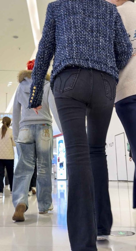 黑色喇叭牛仔裤小姐姐（积分:77）