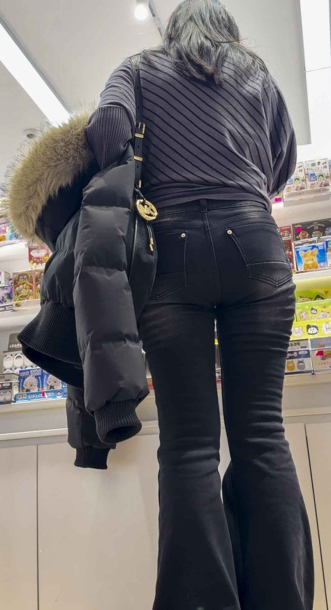 黑色牛仔紧臀少妇