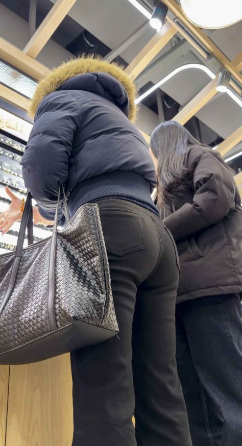 翘臀黑色打底裤妹子