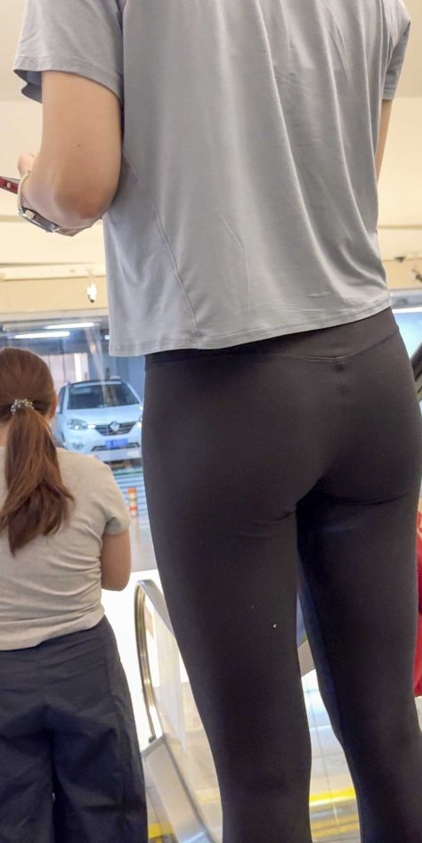 商场紧臀瑜伽裤少妇（积分73）