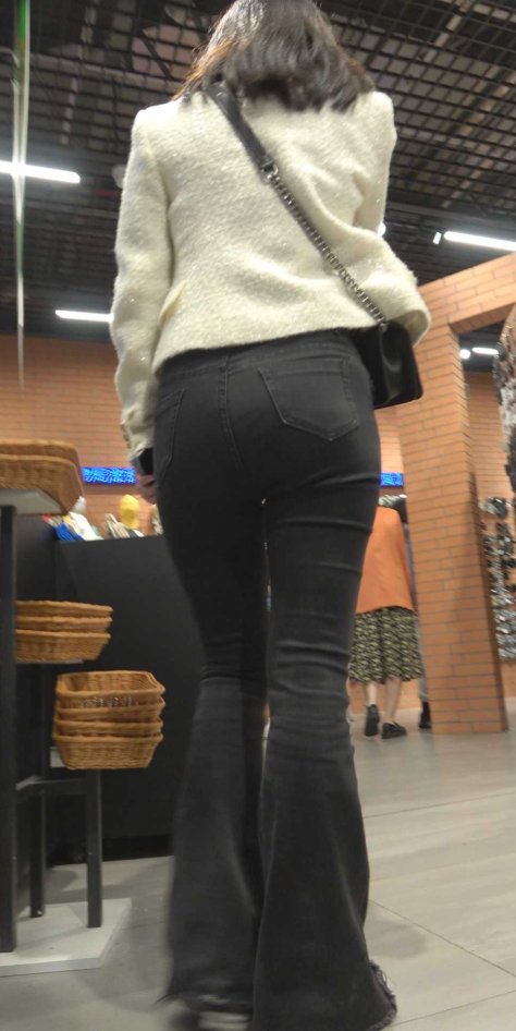 饱满圆润黑牛仔喇叭裤妹子