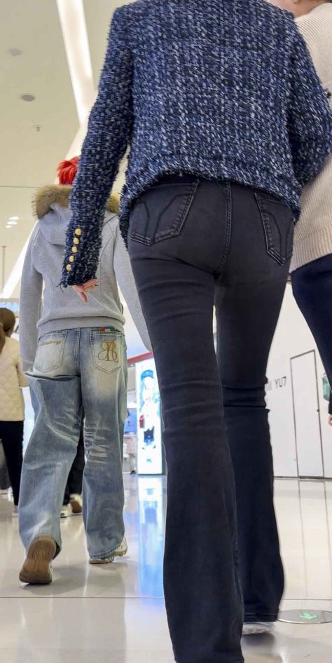 黑色喇叭牛仔裤小姐姐（积分:77）