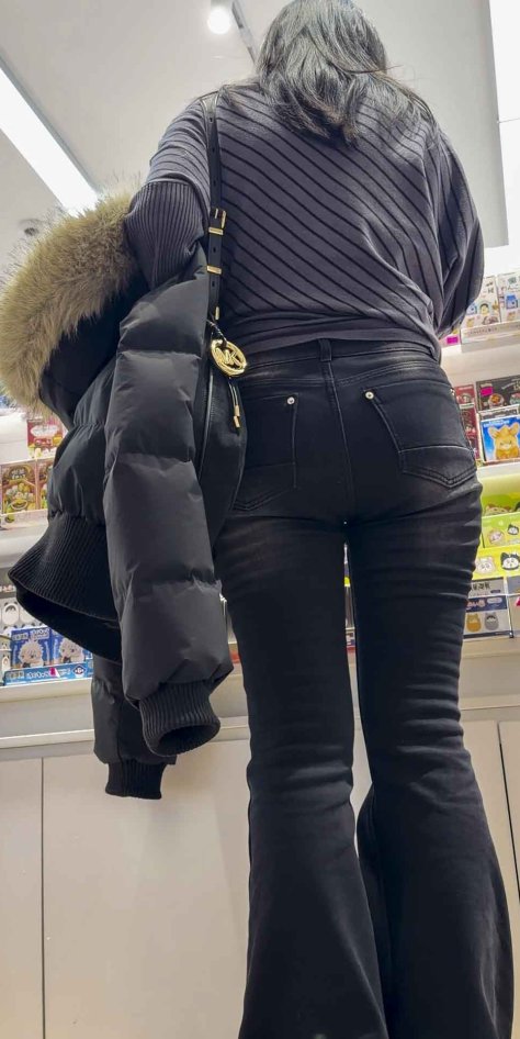 黑色牛仔紧臀少妇