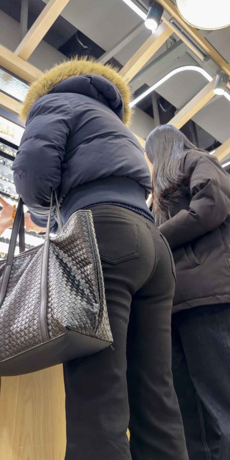 翘臀黑色打底裤妹子