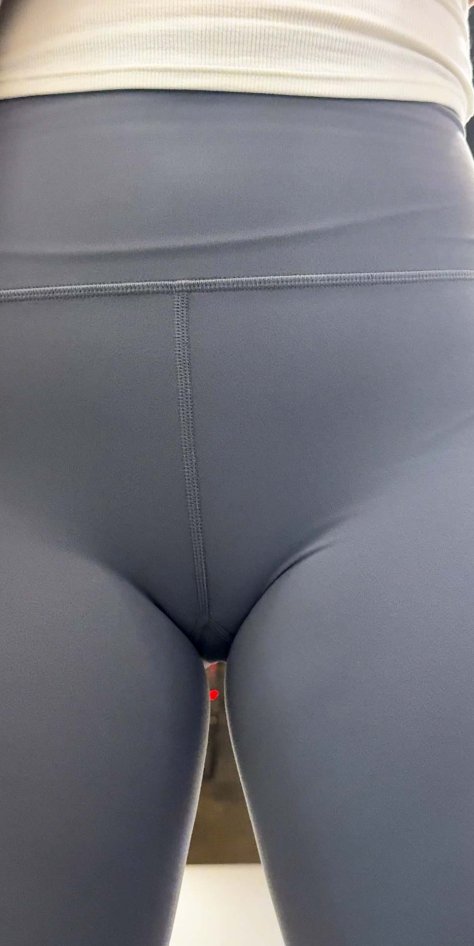 蜜桃臀勾人，紧身裤下的骚浪