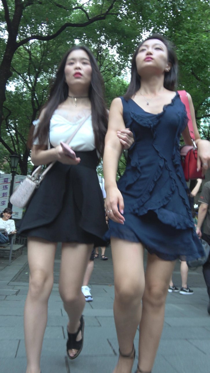 4K 街拍深蓝色连衣裙高跟妹纸跟闺蜜逛街