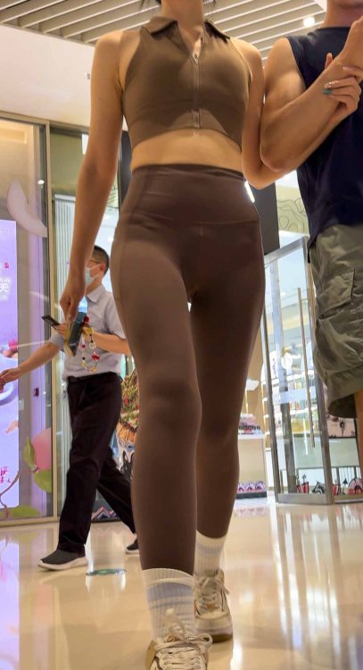 紧身瑜伽裤下的蜜桃臀（积分121）