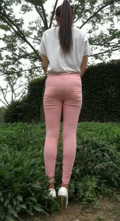 模拍粉裤紧身美眉[982M/MP4]