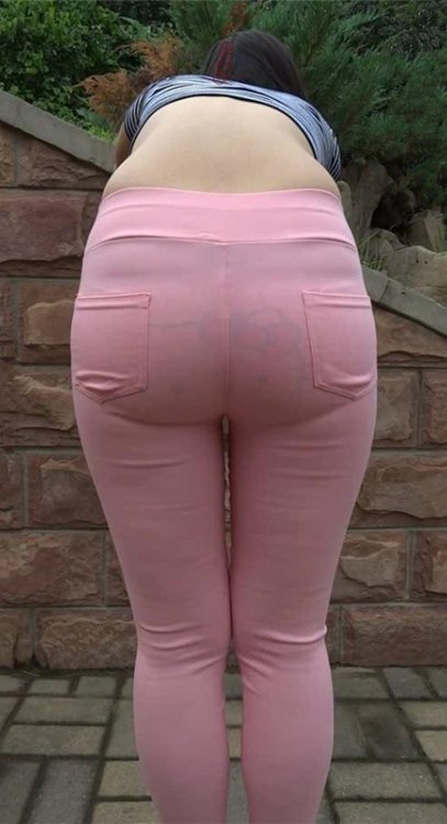 模拍粉色紧身美女[1.94G/MP4]