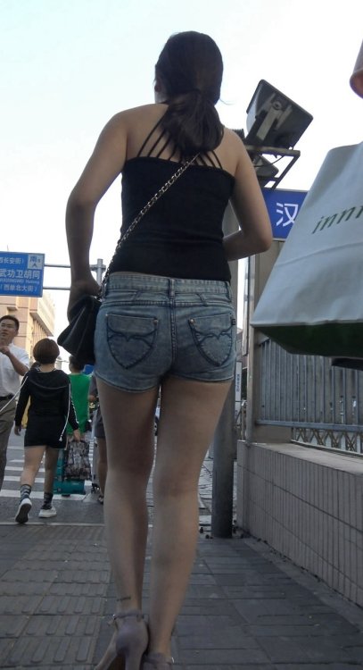 4K超清！脚luo纹玫瑰花的牛仔热裤shaofu[MP4/4GB]