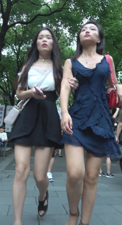 4K 街拍深蓝色连衣裙高跟妹纸跟闺蜜逛街