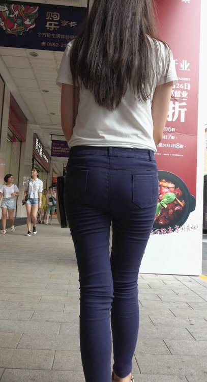 紧臀打底裤小妹身材好[239M/MP4]