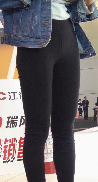 发传单的黑裤美眉紧绷的前三角区[1.17G/MP4]