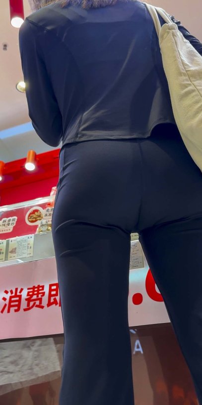 瑜伽裤紧绷着勾勒出性感诱人的曲线（积分277）