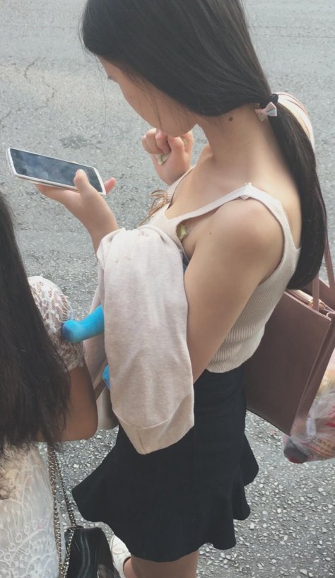 小背心低胸妹纸在等公交