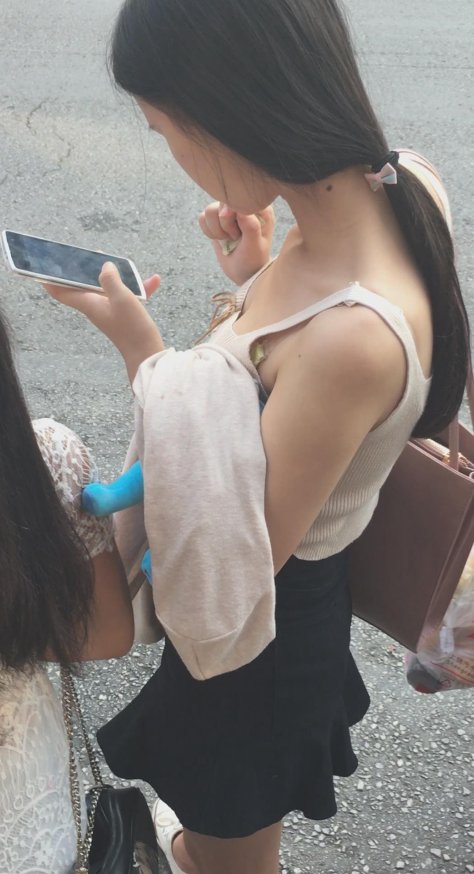 小背心低胸妹纸在等公交