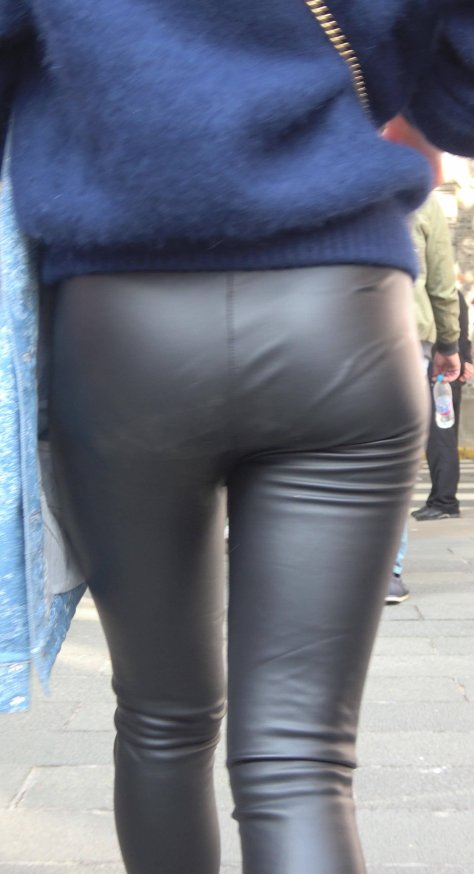 4K 深蓝色卫衣街拍皮裤美女 3