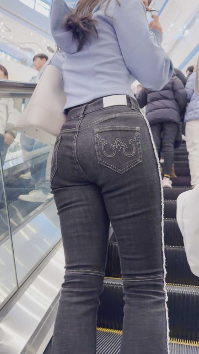 牛仔裤完美地贴合她性感的紧致臀部