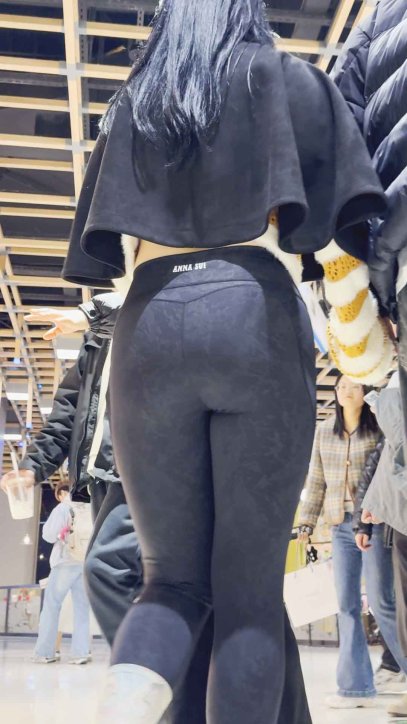 春节献礼巨大的臀部，仿佛两座巍峨的山峰，高耸挺拔