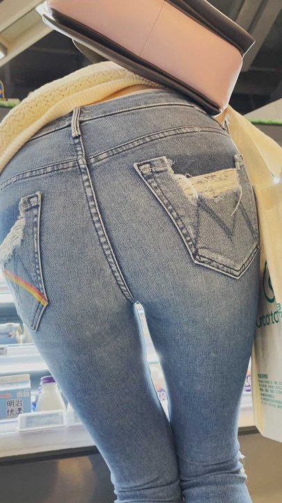 性感紧身大宽臀紧内痕美女小姐姐