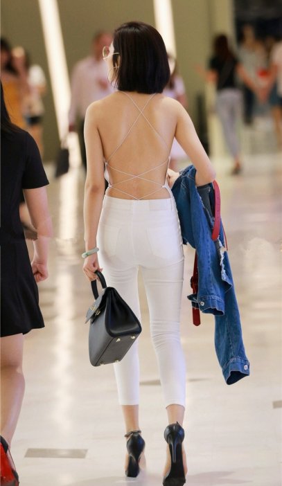 4K超清视频！夜色下的大路背紧身白裤波斯眼镜美女[,MP4/1GB]