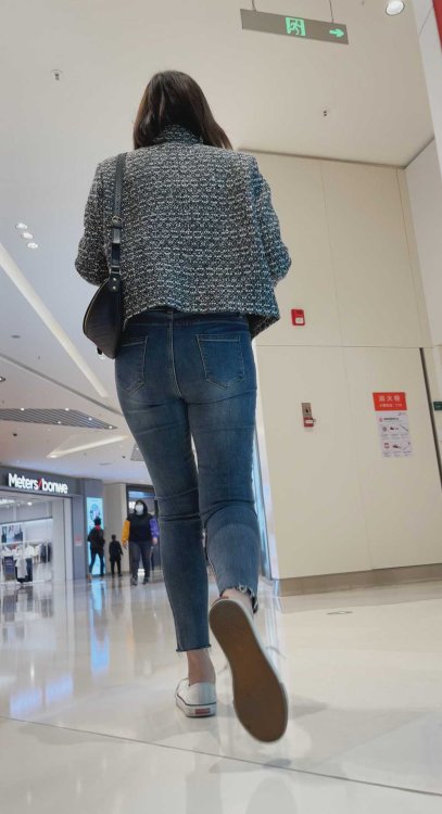 紧身宽臀牛仔裤小姐姐（积分29）