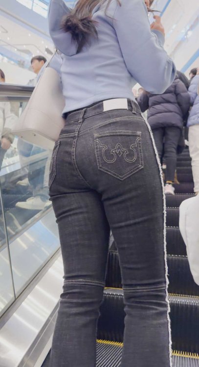 牛仔裤完美地贴合她性感的紧致臀部