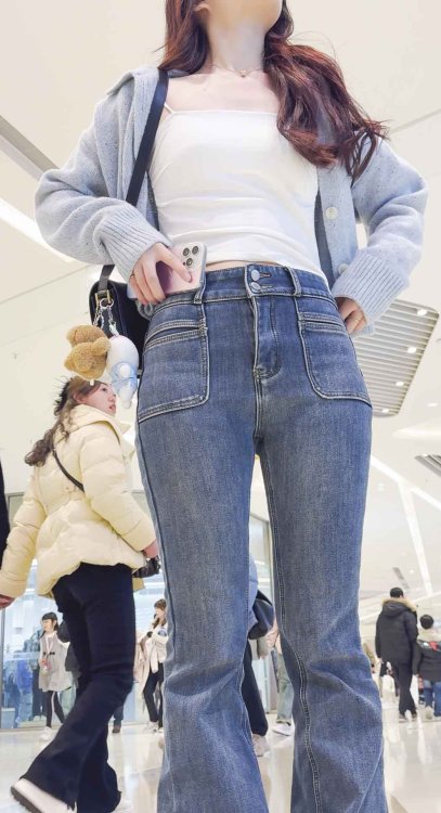 浅蓝高腰牛仔裤巨臀妹子