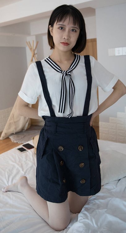 帆布鞋、白色丝袜