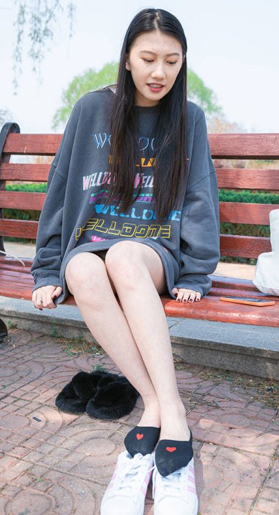 贝壳头、黑色船袜、粉色短棉袜、裸足