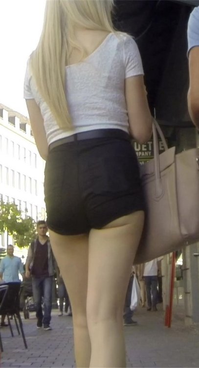 华丽的金发女孩紧身黑色短裤[MP4/495M]