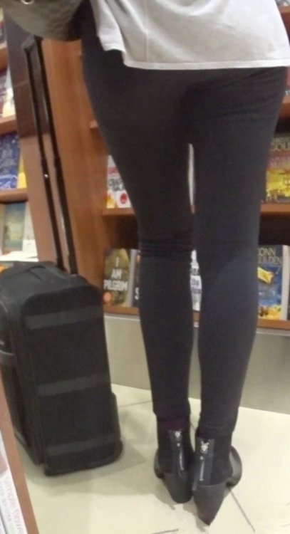 书店身材高挑的长腿金发美女[MP4/346M]