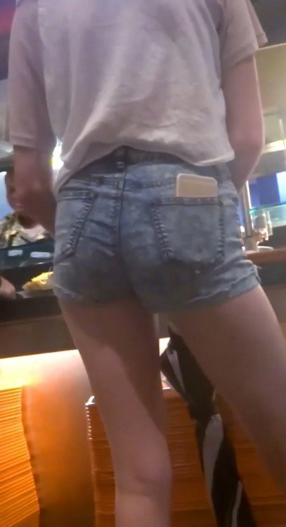 可爱的长腿少女，紧绷牛仔短裤[265M/MP4]