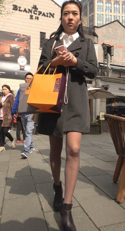 4K-性感风衣街拍黑丝高跟美女[1.31G]