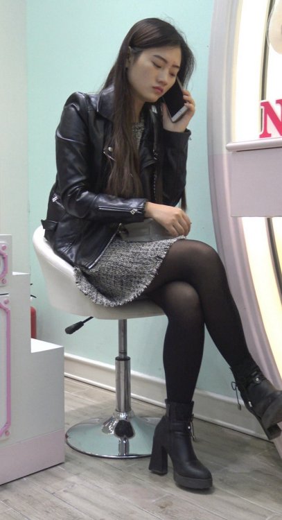 4K-性感街拍黑丝高跟美女坐姿DJ806[1.91G]