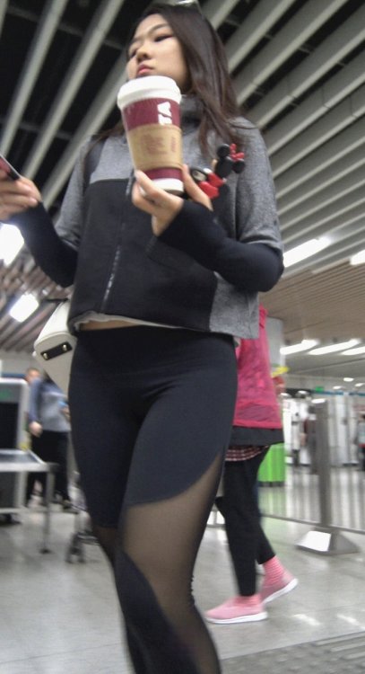 4K-黑色瑜伽裤极品前三角美女坐地铁第2季[1.32G]