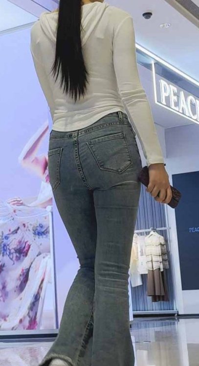 性感紧臀蛇精脸长发小姐姐（积分190）