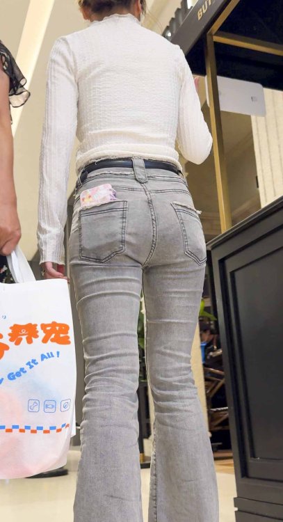 包臀牛仔裤下的蜜桃臀（积分321）