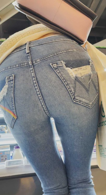 性感紧身大宽臀紧内痕美女小姐姐