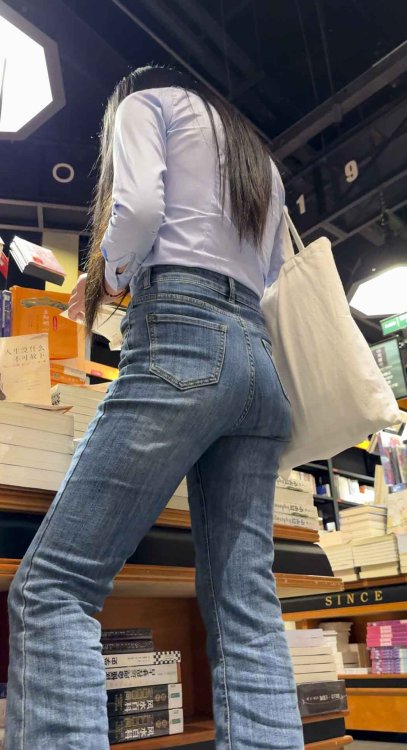 包臀长腿蓝色牛仔妹子