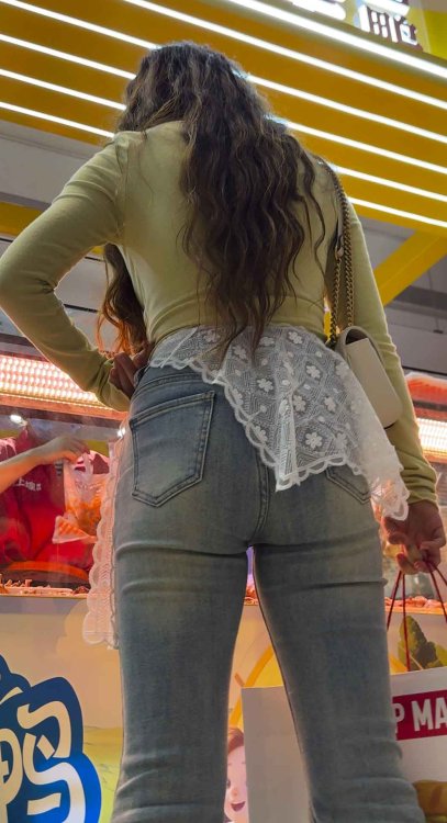 长发紧身牛仔紧臀少妇