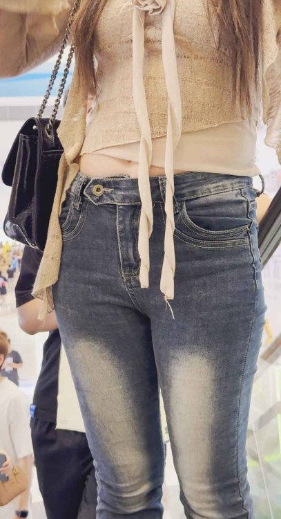 包臀露腰金三角小姐姐（积分175）