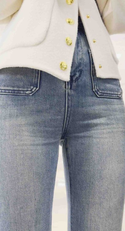 蓝白色牛仔裤金三角特写陪闺蜜找饭店（120积分）